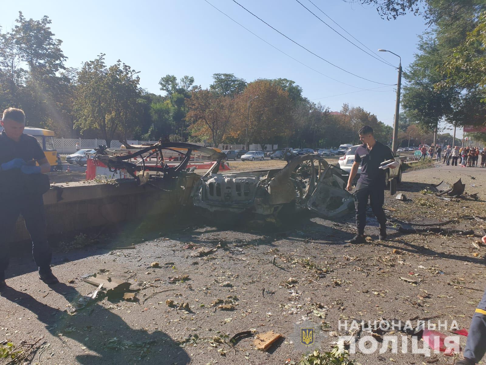 У центрі Дніпра вибухнуло авто, загинуло двоє осіб. Основна версія – теракт