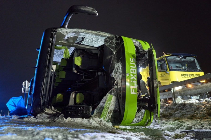 На кордоні Німеччини та Польщі перекинувся туристичний автобус: є жертви, багато постраждалих