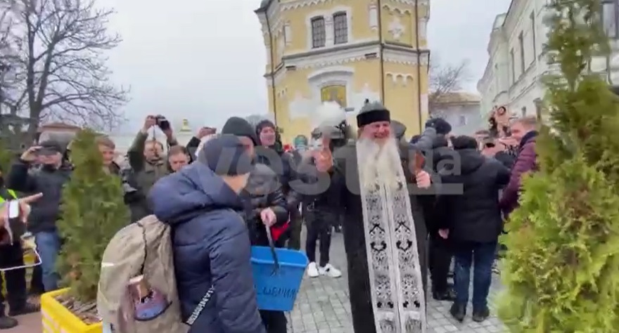 "Шабаш" біля Лаври: московський піп накинувся на журналістів з кропилом і водою. Відео