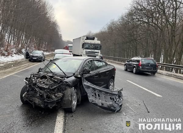 У Львівському районі зіткнулися мікроавтобус з легковиком: є травмовані (фото)