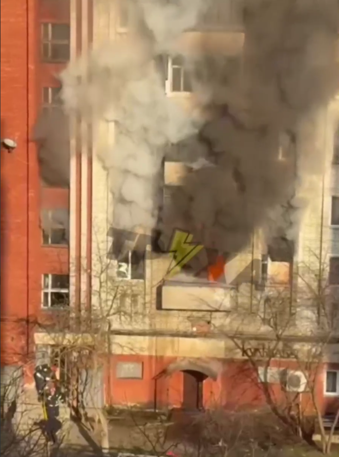 У Львові в багатоповерхівці палає квартира: Відео