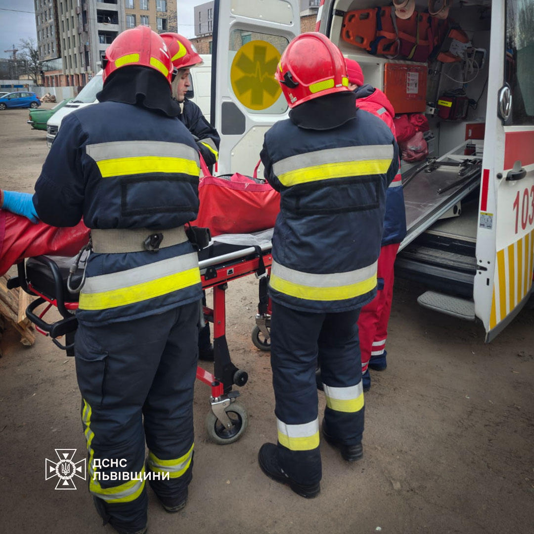 У Львові з будинку охорони рятували чоловіка