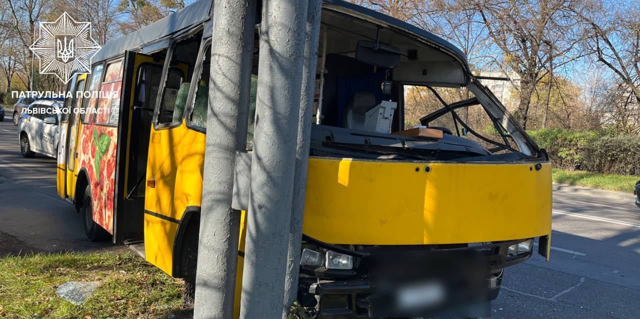 У Львові сталася ДТП з потерпілими: одна смуга руху перекрита для проїзду