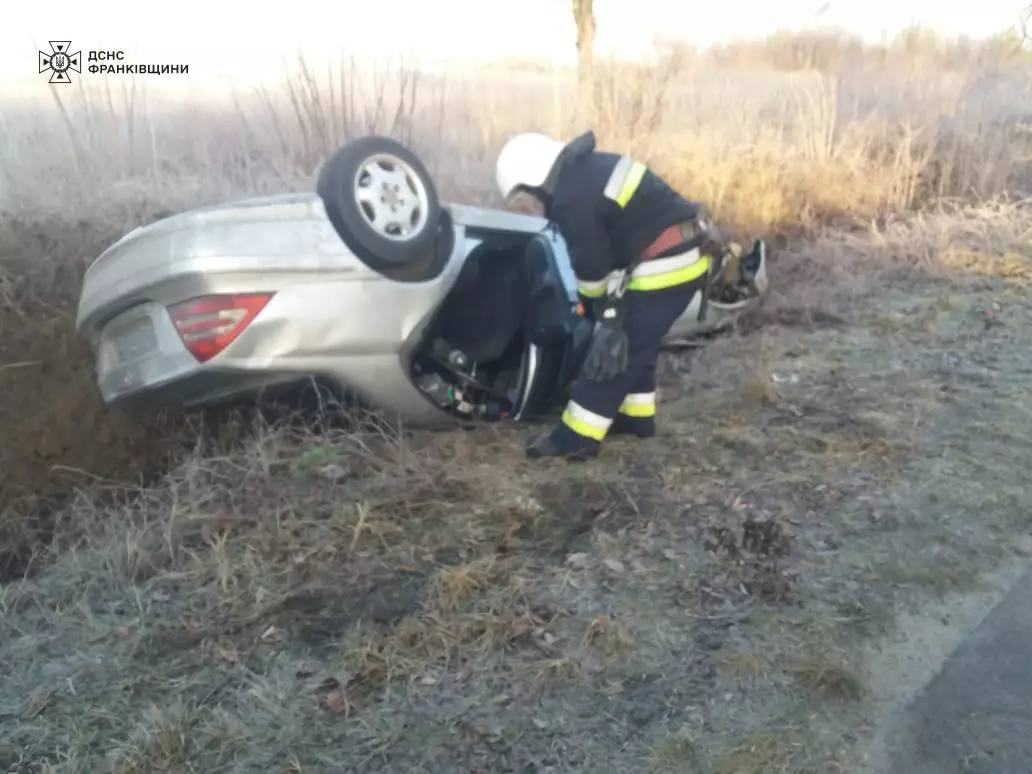 На Прикарпатті авто перекинулося на дах: фото аварії