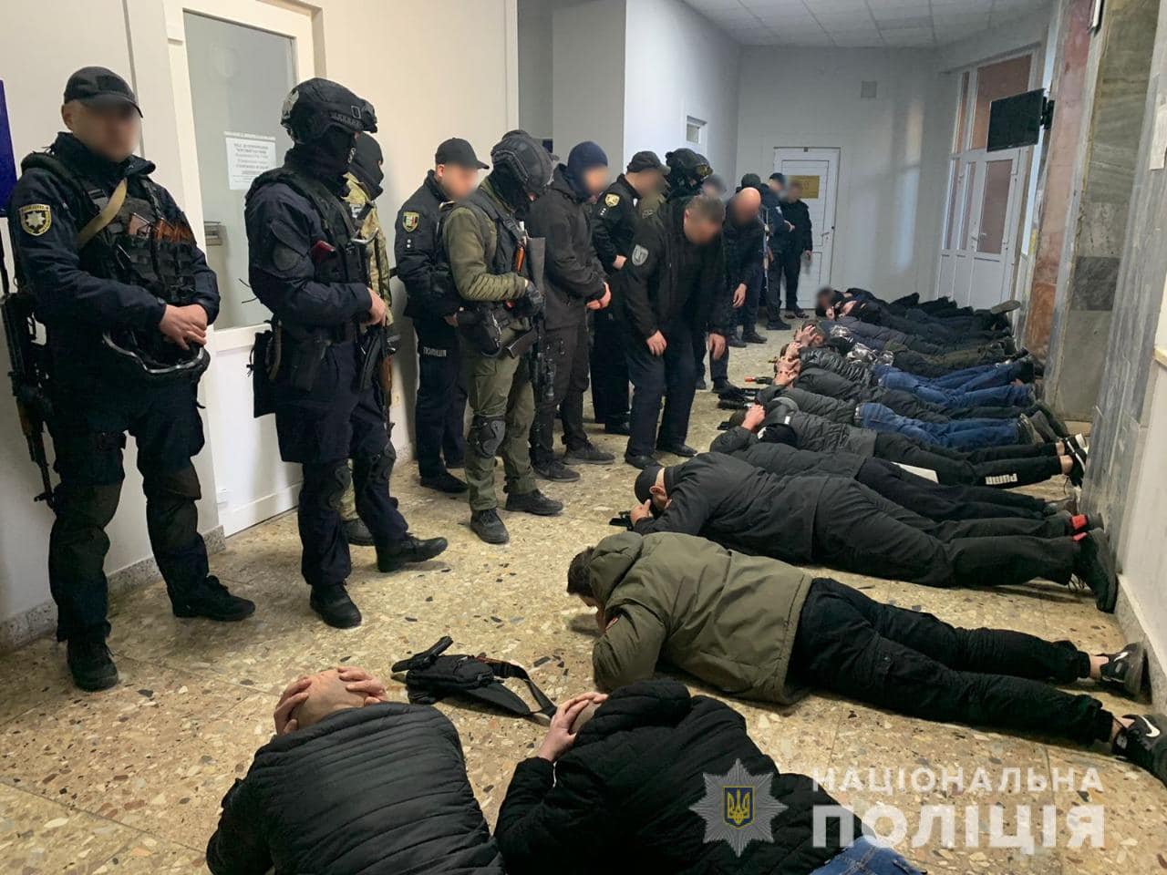 У Мукачівській міськраді затримали 19 агресивних чоловіків