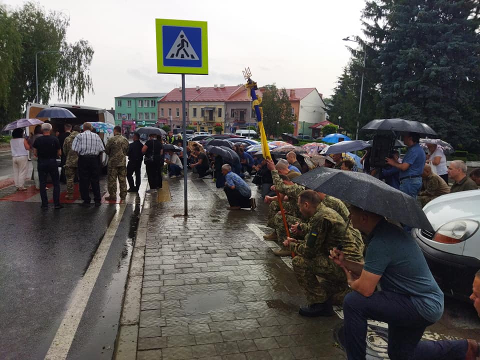 Батько восьми дітей. Львівщина на колінах зустріла загиблого десантника 80-ки