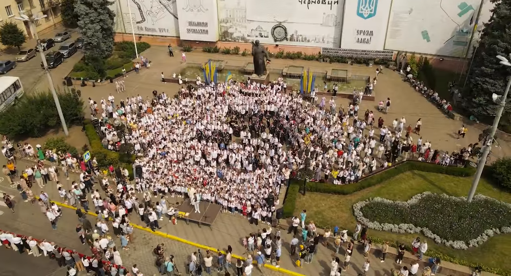 У Чернівцях сотні людей виконали "Червону руту" та встановили національний рекорд