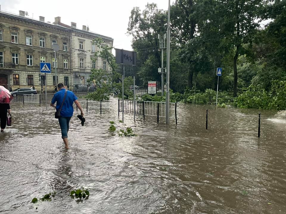 Зірвані дахи, дерева на автівках і потоп. Що наробив ураган у Львові. Фото. Відео