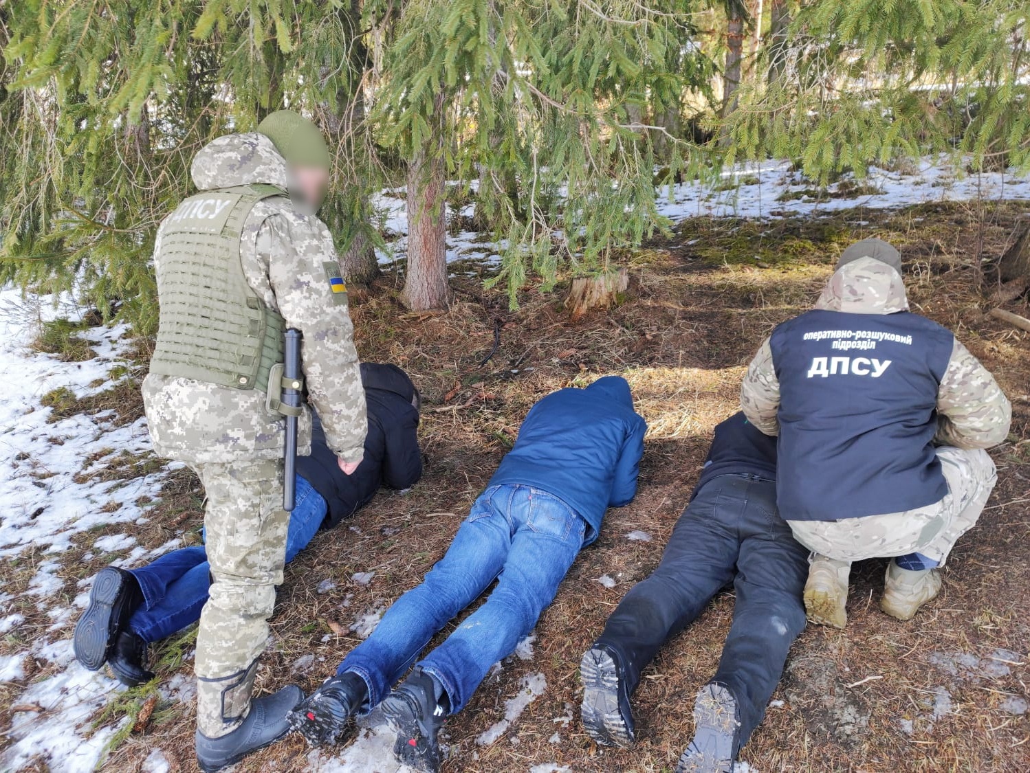 На Буковині з пострілами затримали трьох порушників кордону