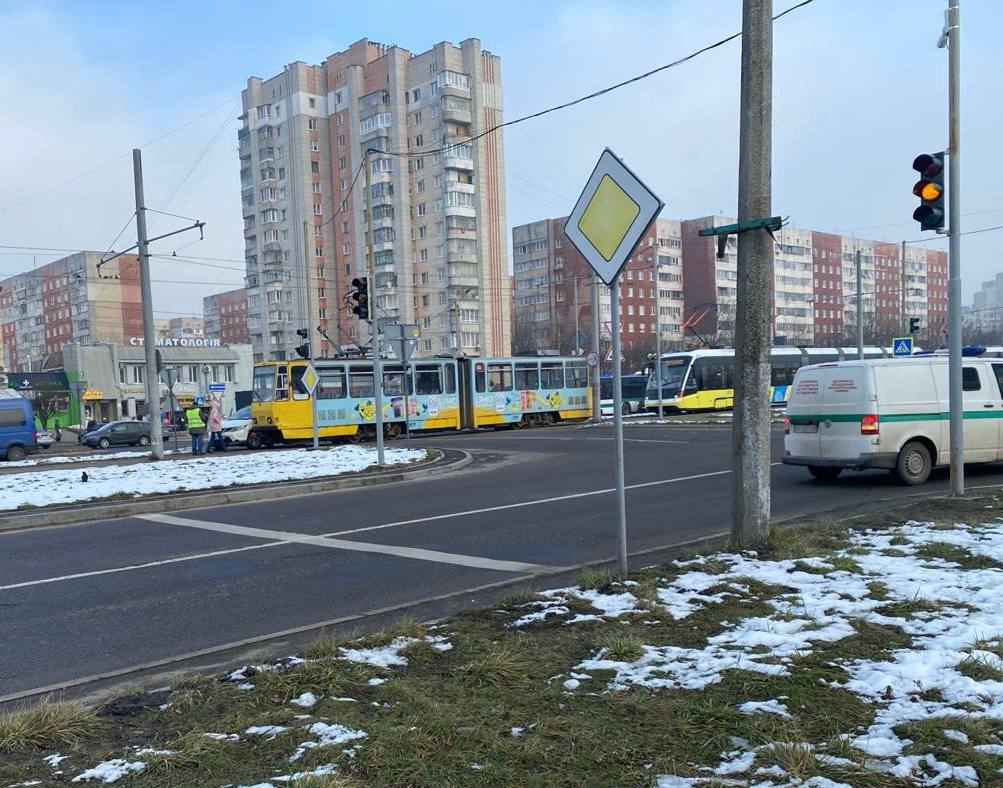 У Львові легковик врізався в трамвай: перші подробиці (фото)