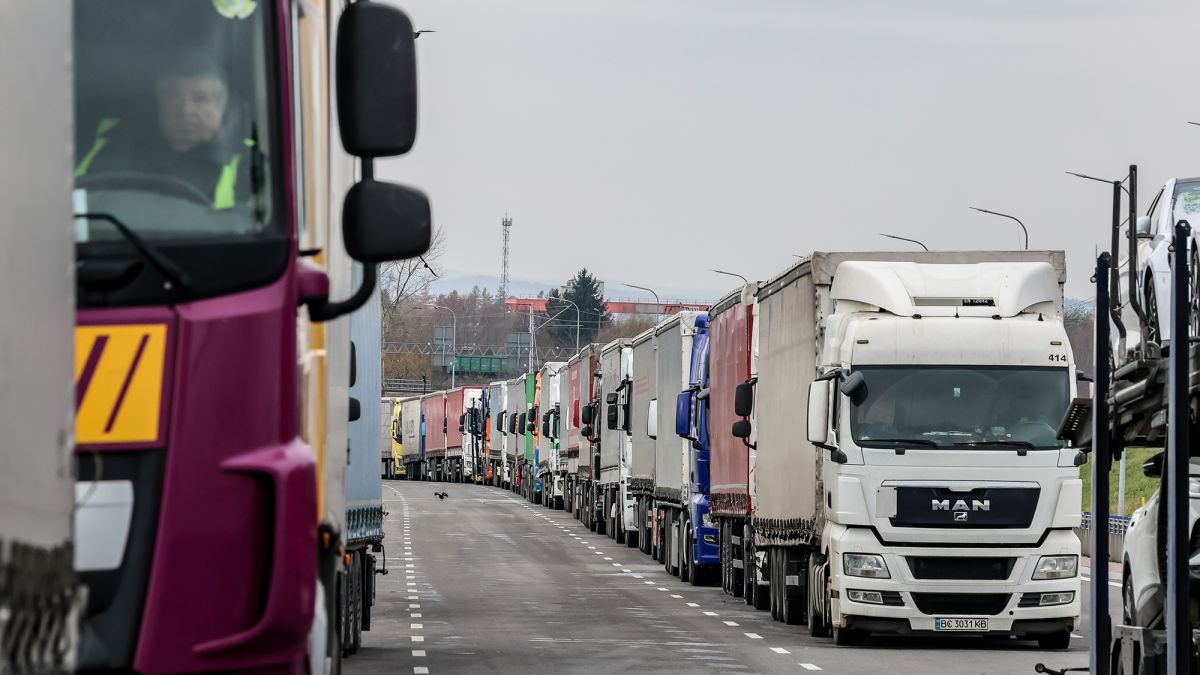 У Польщі блокують шість напрямків, у чергах - понад 3 тисячі вантажівок. ДПСУ про ситуацію на кордоні