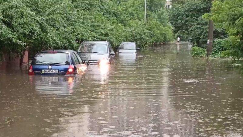 Київ, Харків, Закарпаття. Вода зносить усе на своєму шляху