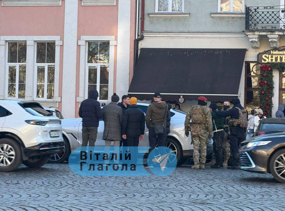 Треш у центрі Ужгорода: відео затримання молодиків на BMW на "львівських номерах"