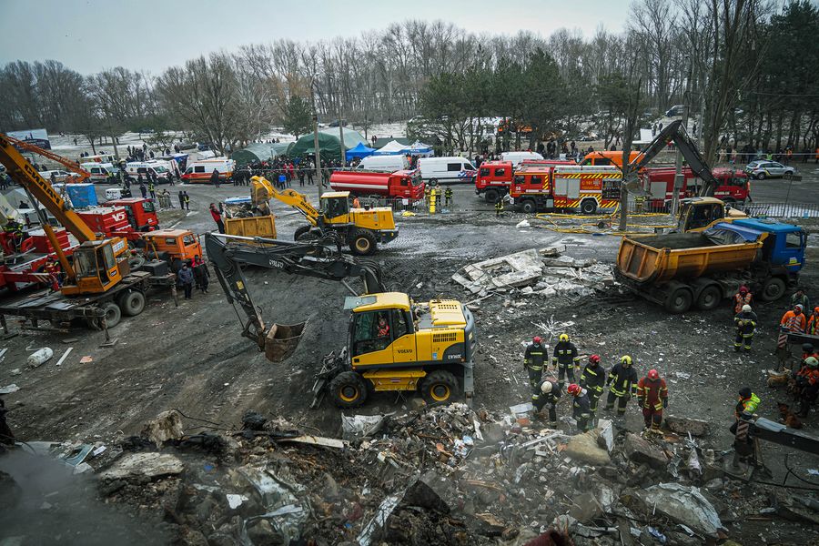 У Дніпрі завершили розбирати завали на місці ракетного удару РФ