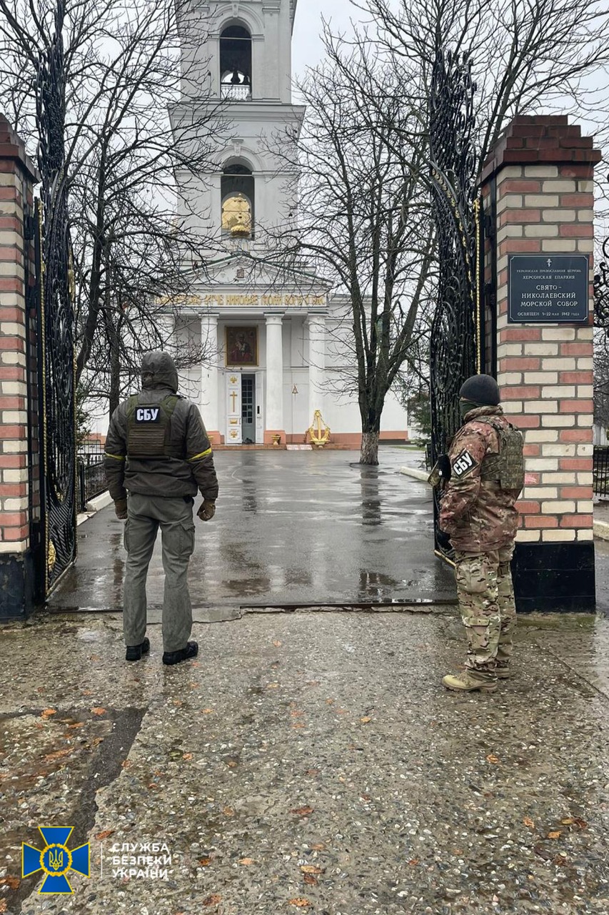 Російські агітки, зброя і підозрілі молодики. СБУ показала, що знайшла на об’єктах УПЦ МП