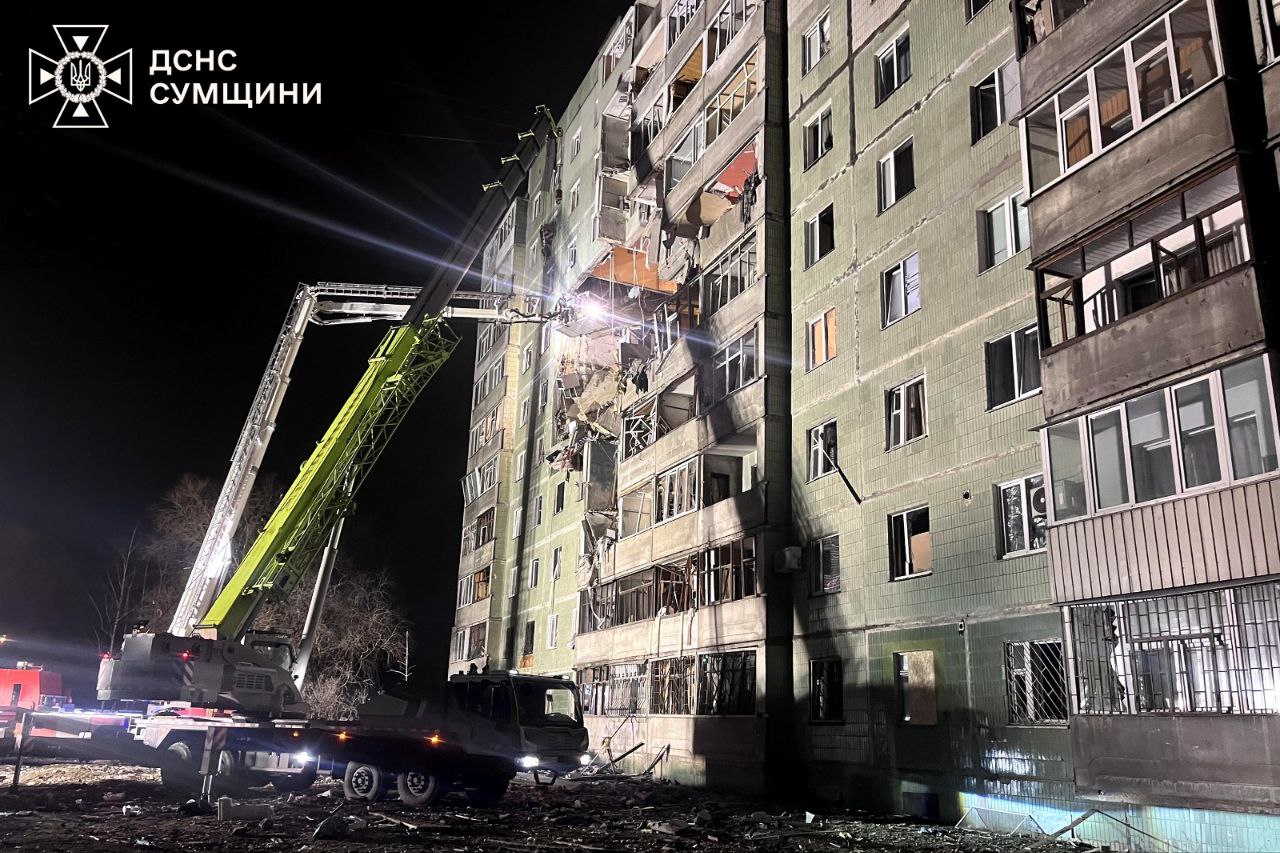 У Сумах з-під завалів будинку рятувальники дістали тіла двох людей (відео)