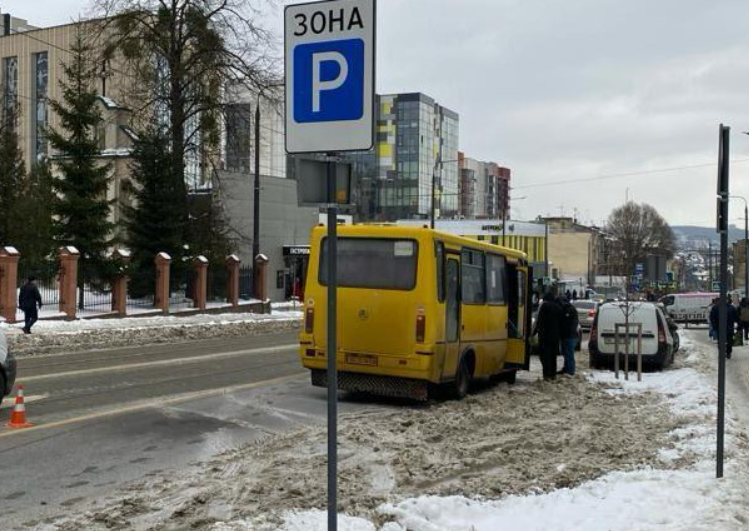 У Львові маршрутка наїхала на пішохода: чоловік потрапив у лікарню