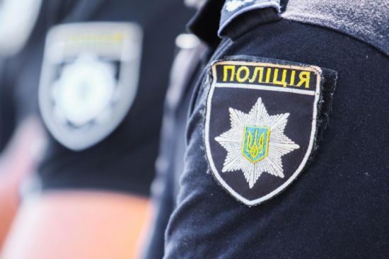 У Києві в громадській вбиральні знайшли закривавленого чоловіка: що відомо