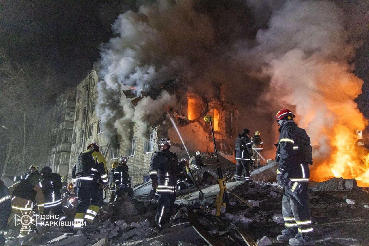 Росіяни вдарили по багатоповерхівці у Харкові: Є загиблі (ФОТО, ВІДЕО)