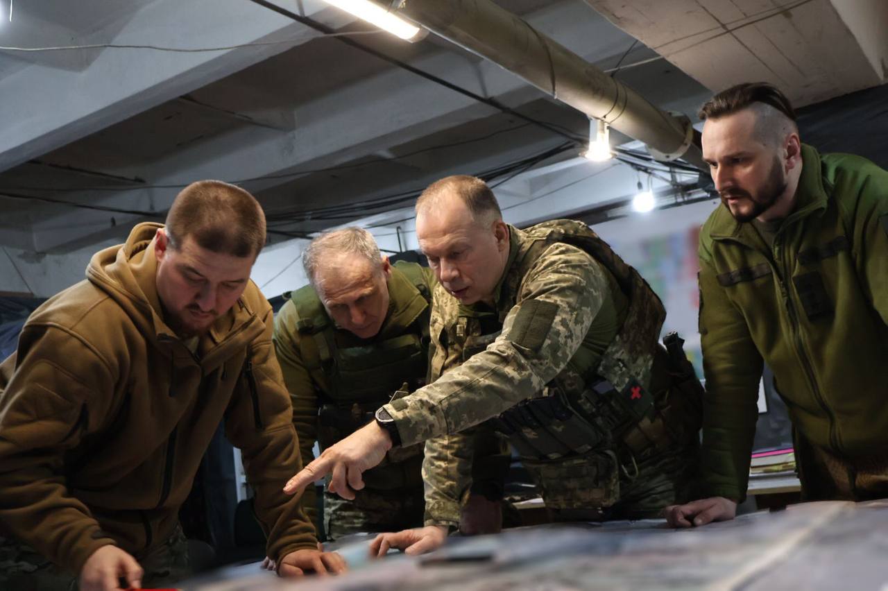 Як стримувати ворога. Сирський відвідав передову на Бахмутському напрямку