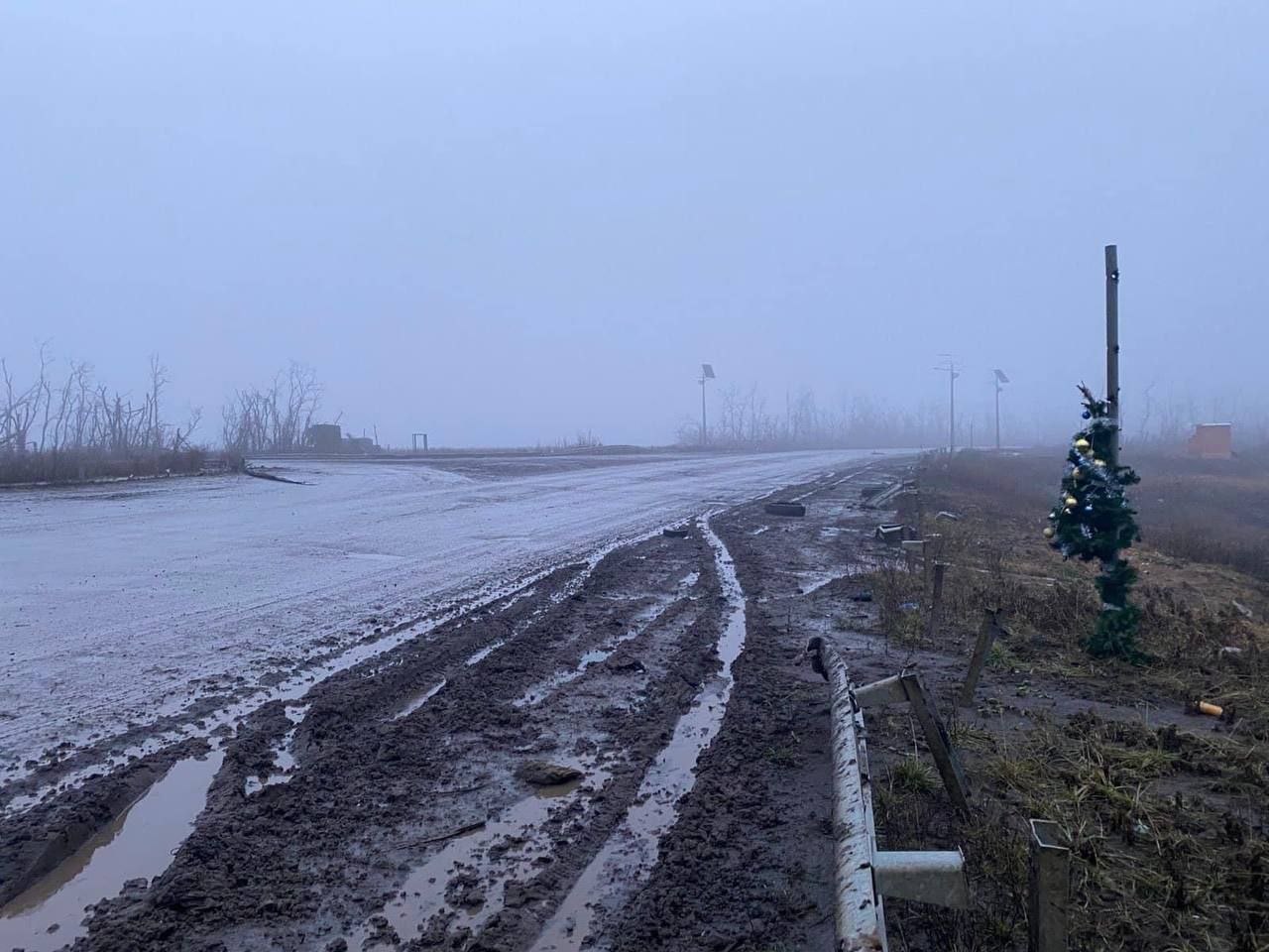 За 6 кілометрів від Бахмута: військові показали головну ялинку України. Фото дня